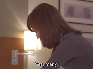 Subtitled cfnm japansk hotel milf massasje leads til handjob