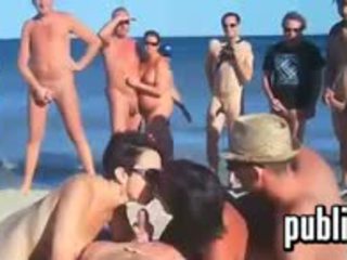 Swingers having kul vid en beach för en crowd