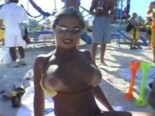 حار bodybuilder كتكوت في ال شاطئ علبة جعل لها titties jump