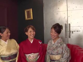 Reiko kobayakawa lungo con akari asagiri e an additional amico sedersi in giro e ammirare loro fashionable meiji era kimonos