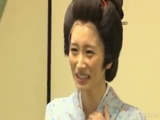 Asiatique geisha shows seins et minou
