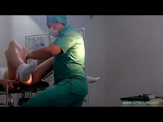 Un ragazza in bianco calzini su un ginecologo sedia