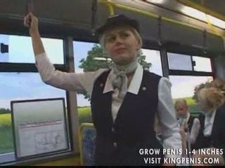 Uly emjekli stüardessa jemagat öňünde el bilen işlemek in the awtobus
