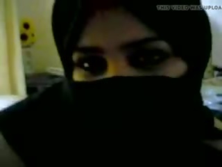 Arab lielas skaistas sievietes paklīdusi sieviete uz niqab plays ar loceklis, porno 0c