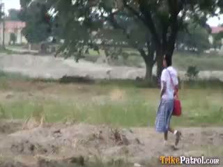 Filipina diáklány szar outdoors -ban nyílt mező által túrista