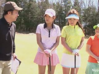 Manis asia gadis bermain sebuah permainan dari menelanjangi golf