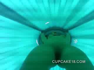 Blondinke punca lubes ji telo za tanning in potem ona teases the