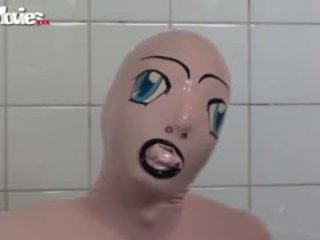 Tanja takes o bath în ei latex sex papusa costum