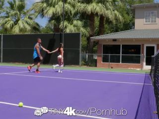 Tiny4k - тенис студент lily adams е прецака от тя instructor
