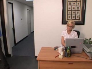 Príťažlivé blondýna kancelária dievča