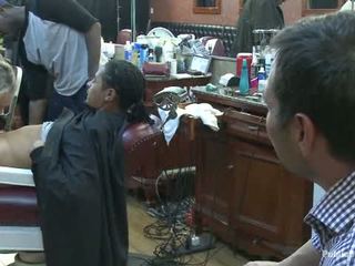 Mic barbershop de curva o bărbierit și o haircut two tate