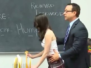 Sừng giáo viên fucks một đẹp brunet