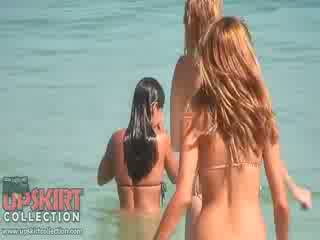 Ang cutie dolls sa kaakit-akit bikinis are playing may ang waves at getting spied sa