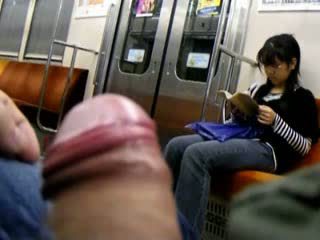Menunjukkan beliau zakar/batang kepada warga jepun remaja dalam subway video