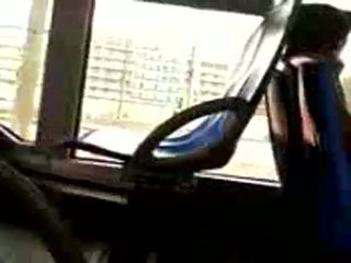 Bite flashing à exciting femme en la bus
