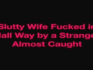 Slutty esposa fodido em hall maneira por um stranger quase apanhada
