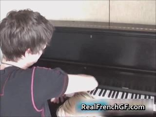 Marvelous francese gf engulfing canale su pianoforte