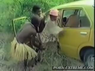 Africana chica follada por blanca polla en bosque