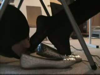 Il mio sister allows me a lecca suo sweaty piedi sotto suo scrivania