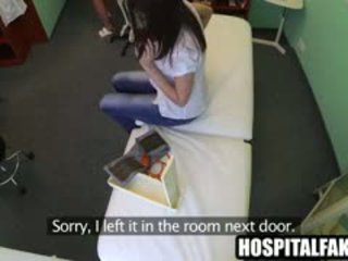 Brünette patient getting massaged von die krankenschwester