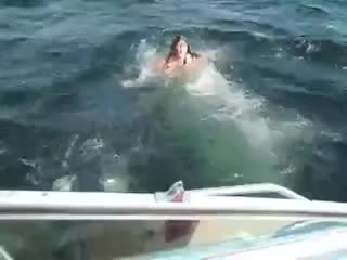 Prsnaté kočka fucked a facialized na loď