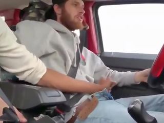Two caliente men masturbándose en la coche
