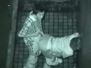 Kurewka fucked w alleyway przyłapani na tape wideo