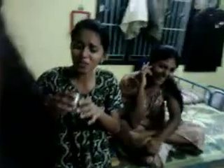 North ινδικό κορίτσια προσπαθώ να ποτό μπύρα σε τους οικοδεσπότης