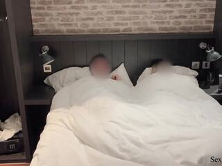 Solis māte un solis dēls dalīties a gulta uz a viesnīca: angļi slēpts camera porno