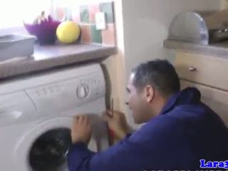 क्लासी मिल्फ pounded द्वारा plumber