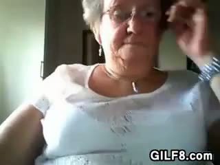 Starý žena flashing ji pěkný prsa
