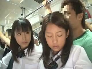 Two schoolgirls meraba di sebuah bis