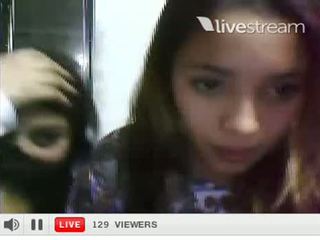 Duas Meninas Exibindo Sutia Livestream Webcam Live