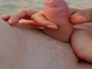 Laimīgs mazs loceklis jerked par the pludmale, porno 89 | xhamster