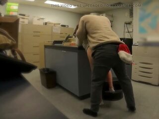 Tabatud boss keppimine sekretär sisse koopia tuba juures kontoris jõulud pidu