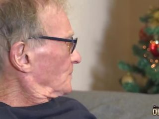 Vectēvs penetrates pusaudze vāvere un viņa sucks viņa dzimumloceklis