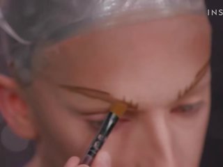 Miz cracker shows të saj drag mbretëreshë makeup