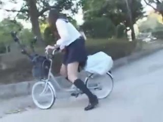 Japoneze vajzë kalërim një vibrating biçikletë thru the qytet (public squirting)