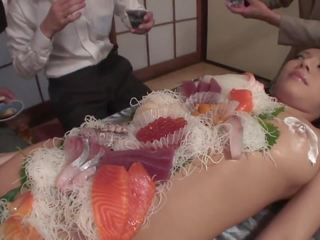 Affari men mangiare sushi fuori di un nudo girl& 039 s corpo | youporn