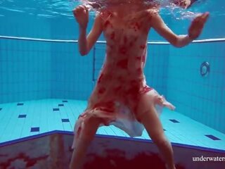 水泳 プール エロチック ベイブ martina 角質 と 裸 ポルノの ビデオ