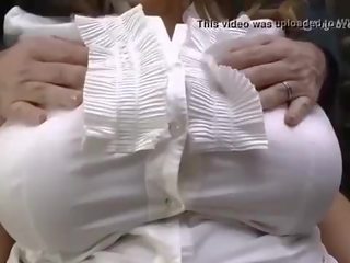 Robenie rukou - video requesting&colon; grope manželka prsia semeno na saténové podprsenka