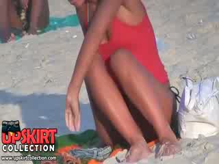 Guy spied il carina bene shaped corpo di lungo legged sciocca in il caldi micro bikini