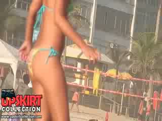 La playful bikini dolls avec incroyable et frais bodies are having plage amusement avec la ball