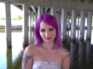 Goth tonårs med purple hår gets körd