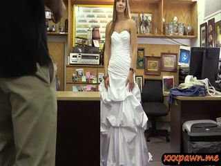 Babe in huwelijk jurk geneukt door pawn guy naar verdienen extra geld