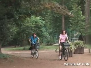 亚洲人 青少年 sweeties 骑术 bikes 同 dildos 在 他们的 cunts