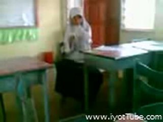 Video - malibog na classmate pinakita ang pepe sa třída