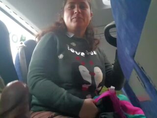 Sexuálny sliedič seduces milfka na suck&jerk jeho kokot v autobus: amatérske porno feat. expressiagirl