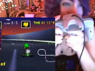 Geek נערה cums משחק mario kart