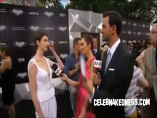 Celeb anne hathaway pokers en the karanlık knight premiere